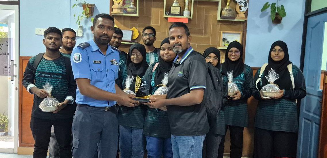 މިލަންދޫ ސްކޫލުގެ މަތީ ސާނަވީ ދަރިވަރުން ތަޖުރިބާ ދަތުރެއްގައި އިހަވަންދޫ ޕޮލިސް ސްޓޭޝަނަށް ޒިޔާރަތްކޮށްފި