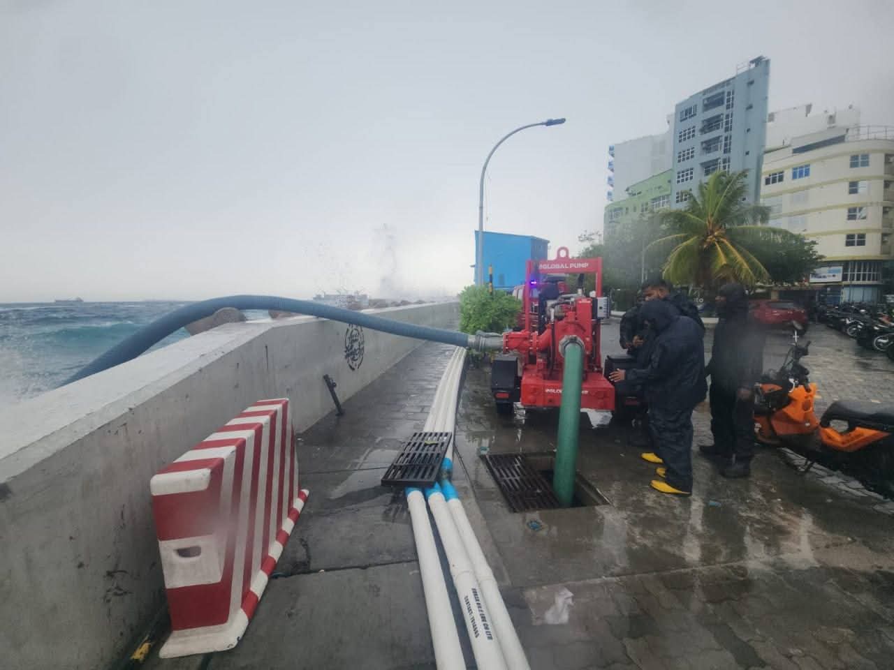 މާލޭގައި ފެން ބޮޑުވުމުން ފެން ހިންދުމުގެ މަސައްކަތް އެމްއެންޑީއެފްއިން ފަށައިފި