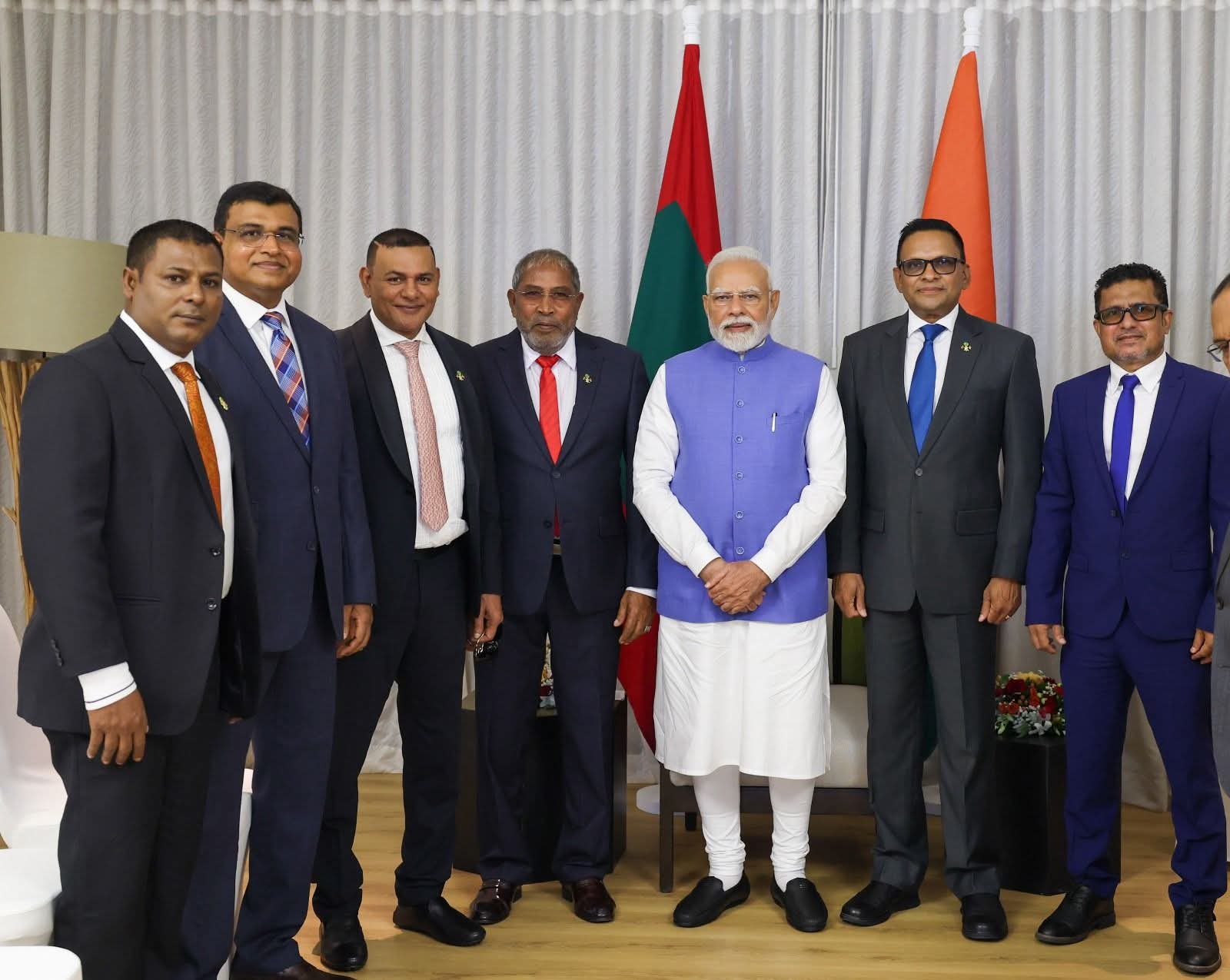 މޯދީ، ރާއްޖޭގެ ސިޔާސީ ލީޑަރުންނާ ބައްދަލުކުރައްވައިފި
