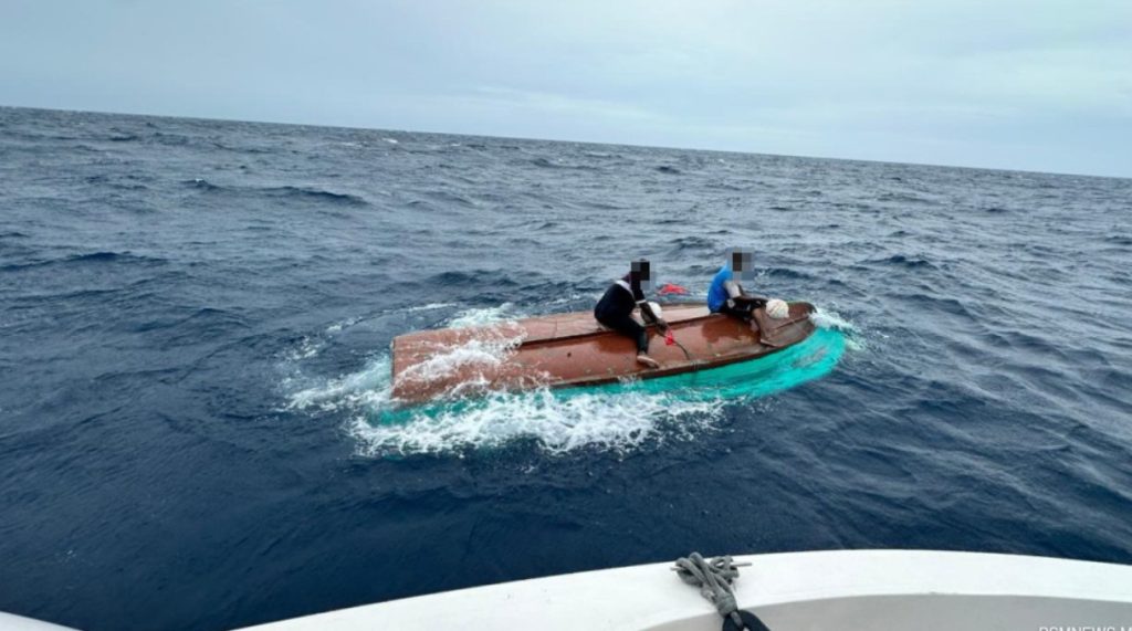 ބަންޑުންޖަހާލި ޑިންގީއި ތިބި 2 މީހަކު ސަލާމަތްކޮށްފި
