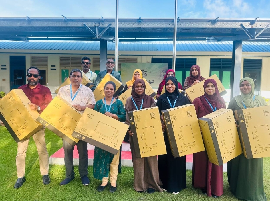 ކިނބިދޫ ސްކޫލުގެ ކޮންމެ މުވައްޒަފަކަށް ކޮމްޕިއުޓަރ ސިސްޓަމެއް!