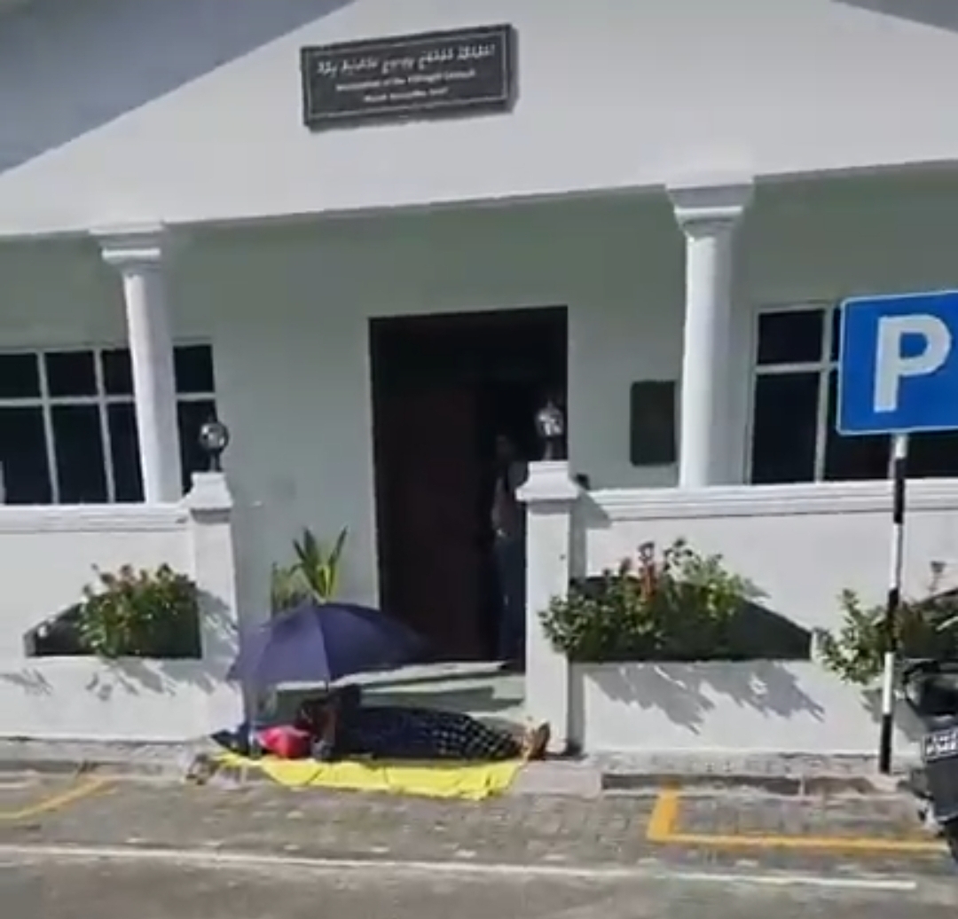 ގއ.ވިލިގިލީ ކައުންސިލް އިދަރާ ދޮރުމަތީ އަންހެނަކު އޮށޯވެގެން އޮވެ މުޒާހަރާކޮށްފި