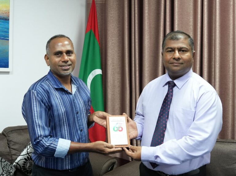 މިނިވަން 60 ލޯގޯ ފަރުމާކޮށް އެއްވަނައަށް ހޮވުނު ފަރުމާވެރިޔާއަށް އިނާމު ހަވާލުކޮށްފި