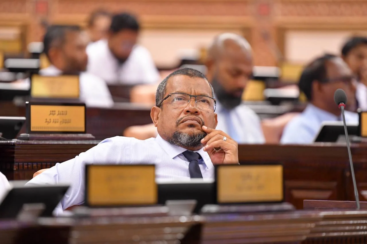 ޕައިލެޓުކަން ކިޔަވާ ދަރިވަރުންގެ ދަތިތަކަށް ހައްލު ނުލިބޭތީ މަޖިލީހަށް ސިޓީއެއް