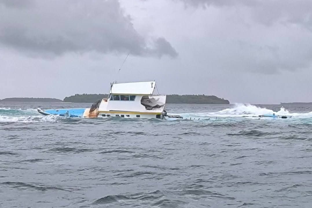 ފަރަށް އެރި ދޯންޏެއްގައި ތިބި ފަޅުވެރީންނަށް ކޯސްޓްގާޑުން އެހީތެރިކަން ފޯރުކޮށްދީފި