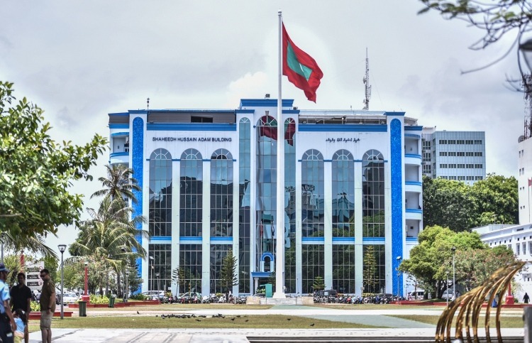 ފުލުހަކު ކުޑަކުއްޖަކަށް ޖިންސީ ގޯނާކުރި މައްސަލައެއް ބަލަން ފަށައިފި