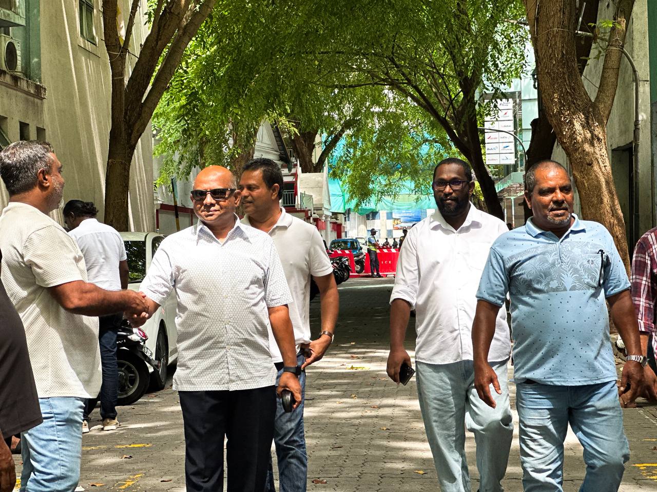 މީޑިއާ ބިލްއާއި ދެކޮޅަށް މަޖްލިސް ގެ ކައިރީގައި ކުރަމުން ގެންދާ އިހްތިޖާޖަށް އެމްޑީޕީގެ ރައީސް އަބްދުﷲ ޝާހިދު ގުޅިވަޑައިގެންފި