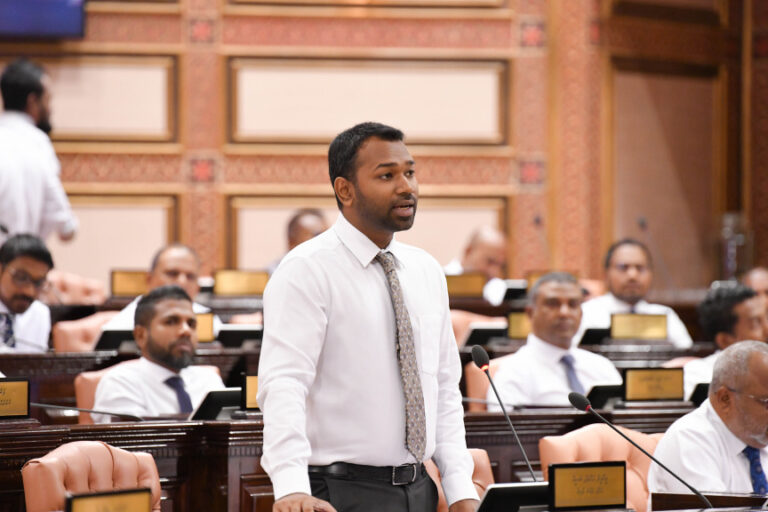 ހަނގުރާމައިގެ އަސަރު ކުރާއިރުވެސް މަޖިލިސް އޮތީ ވާކޮށްލާފައި، ވަޒީރުން ހާޒިރުކޮށްދެއްވާ: މީކާއިލް