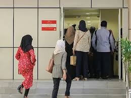 އަންހެން މުވައްޒަފުން ލާ ހެދުމުގެ ދިގުމިން ހުންނަންޖެހޭ ވަރު ކަނޑައަޅައިފި
