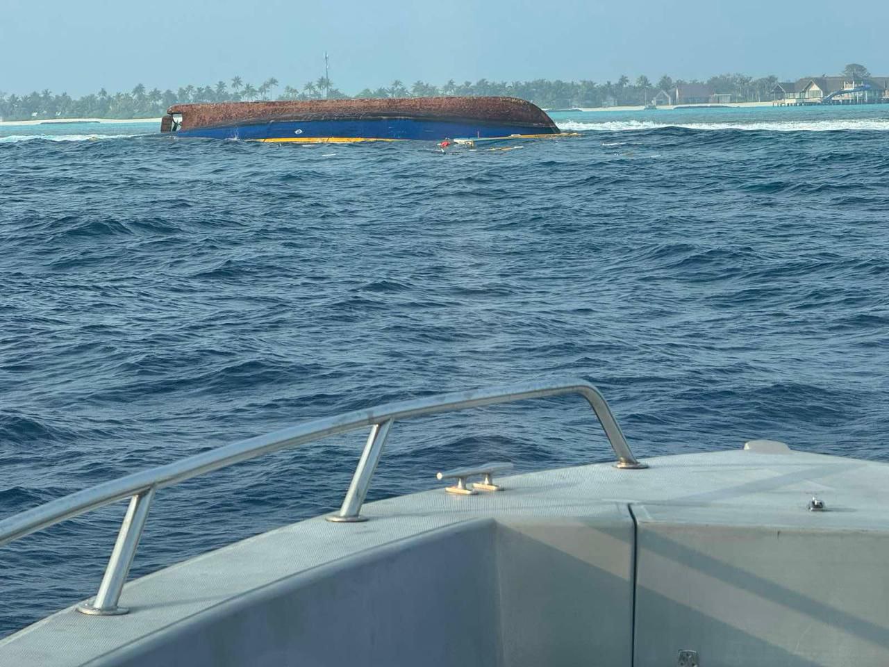 މުދާ އުފުލާ ބޯޓެއް ބަންޑުން ޖަހާލައި، ދެ މީހުން ގެއްލިއްޖެ