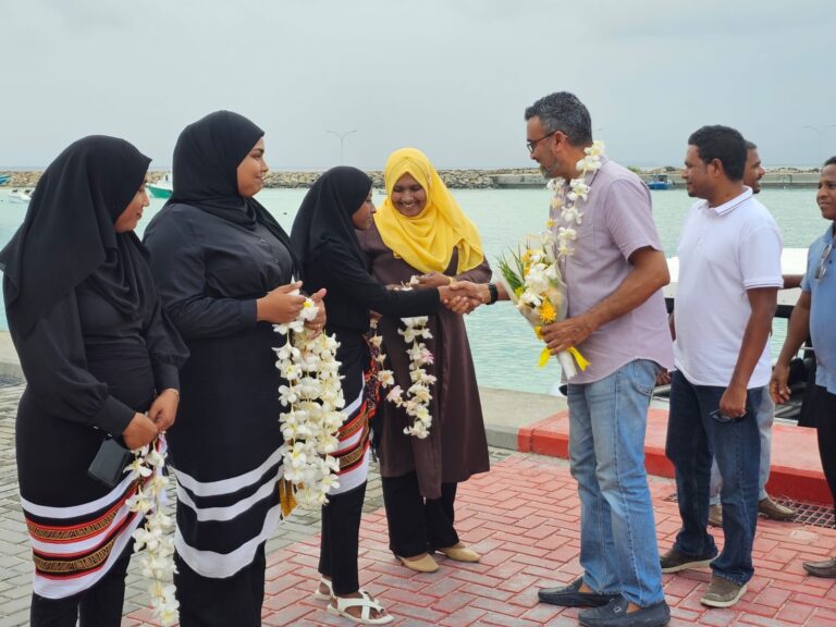 ހޮޅުދޫ އާއި ވެލިދޫ އިން އެމްޑީޕީގެ ކެމްޕެއިން ޓިމަށް ހޫނު މަރުހަބާއެއް!