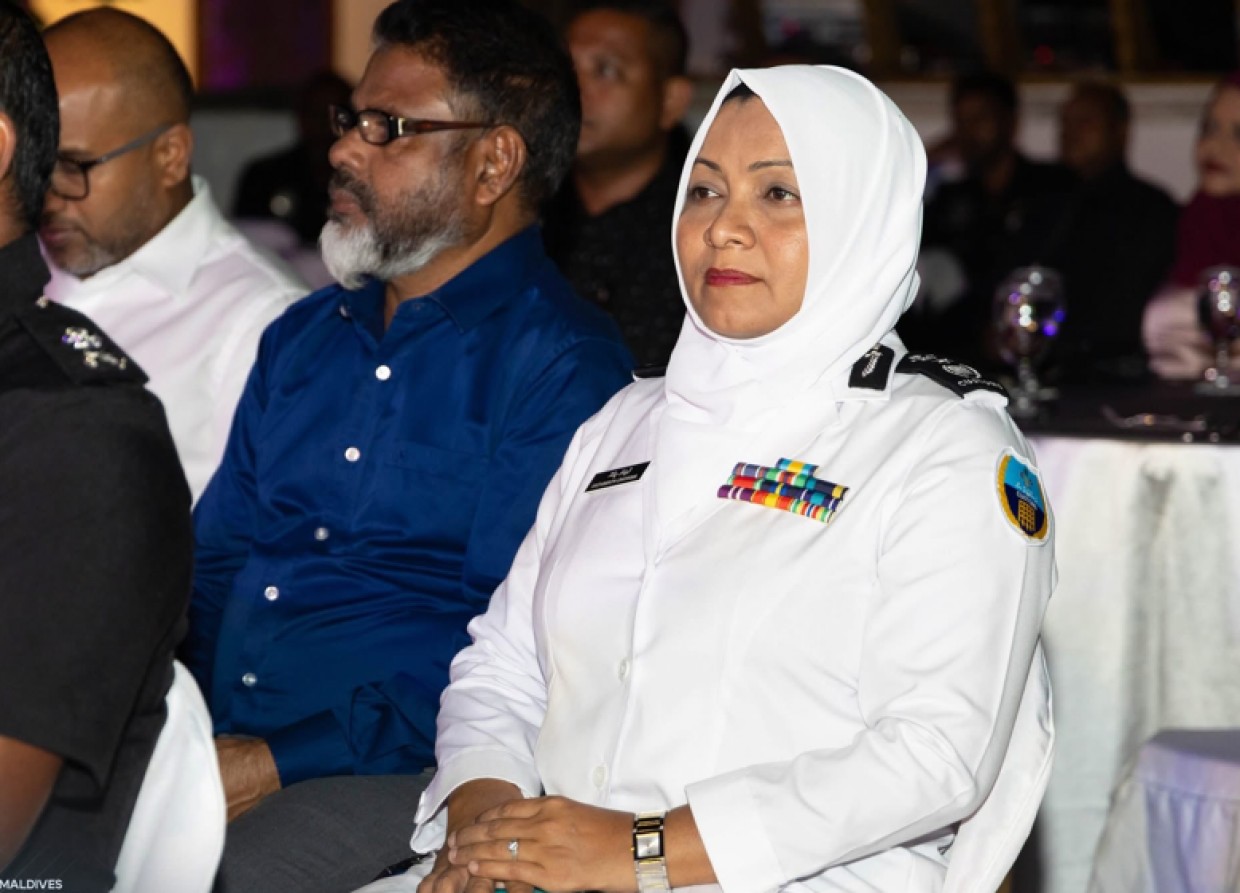 ކަސްޓަމްސްއަށް 48 މުވައްޒަފުން ހޯދަނީ، ކުރިމަތިލާން ދިނީ 4 ދުވަސް