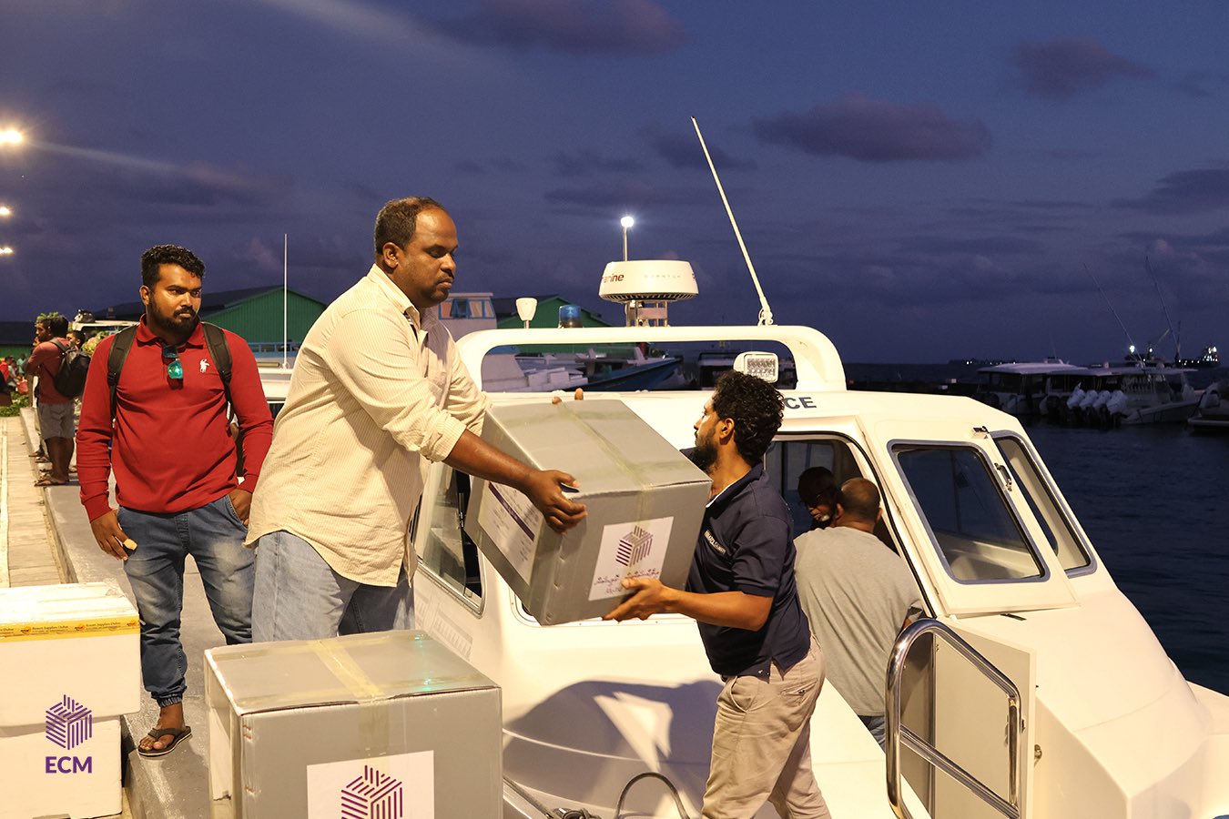 ވޯޓުފޮށިތައް އަތޮޅުގެ ރަށްތަކަށް ގެންދަން ފަށައިފި