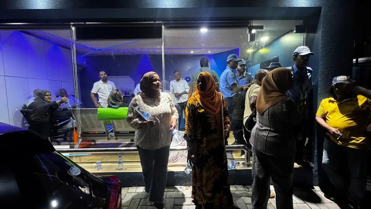 އިހުތިޖާޖުގައި ތިބި މީހުންނަށް ރޯދަ ވީއްލަން ފެން ދޭން ފުލުހުން ހުރަސް އަޅައިފި