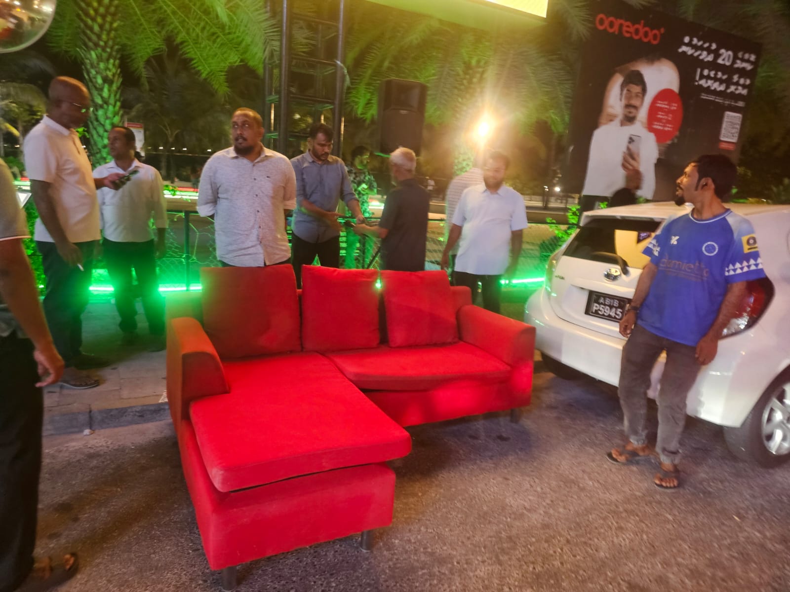 ޕީއެންއެފްގެ މެމްބަރުން އާޓިފިޝަލް ބީޗް ކުރިމަތީ އެލް ސޯފާއެއް ބަހައްޓައި މުޒާހަރާ ފަށައިފި