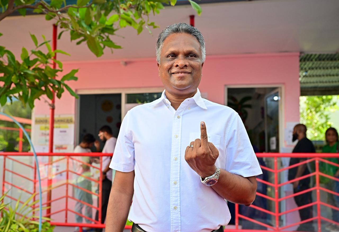 މިހާރުގެ މޭޔަރު އާދަމް އާޒިމް ވެސް ވޯޓު ލައްވައިފި