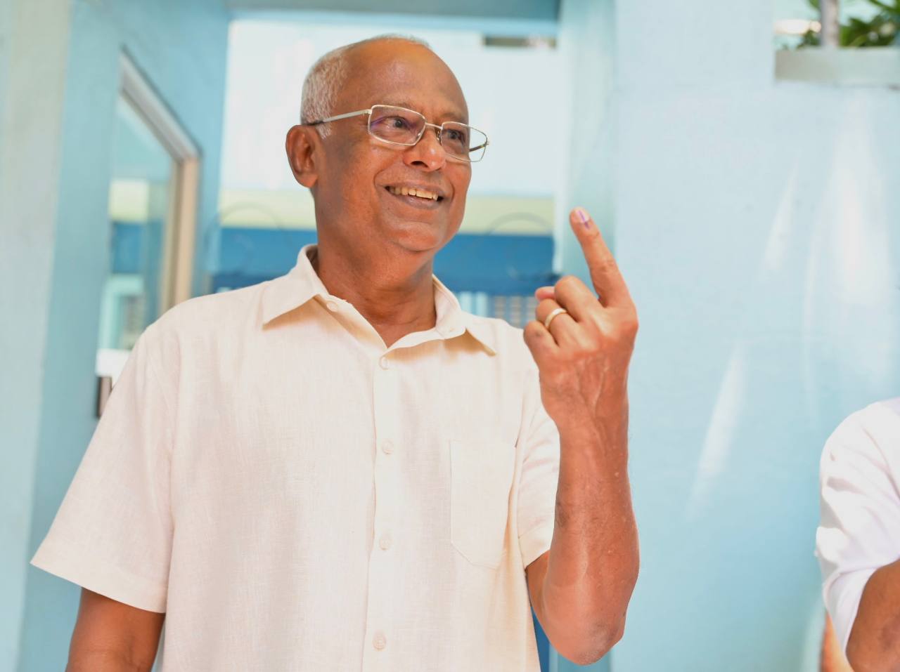 ކުރީގެ ރައީސް ސޯލިހު ވޯޓުލައްވައިފި، އެދިލެއްވީ އަވަހަށް ނުކުމެ ވޯޓުފޮށިތައް ފުރާލަން!