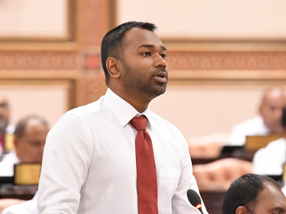 މެންބަރު މީކާއިލްގެ ނަން އިއްވައި މަޖިލީހުން ނެރެފި