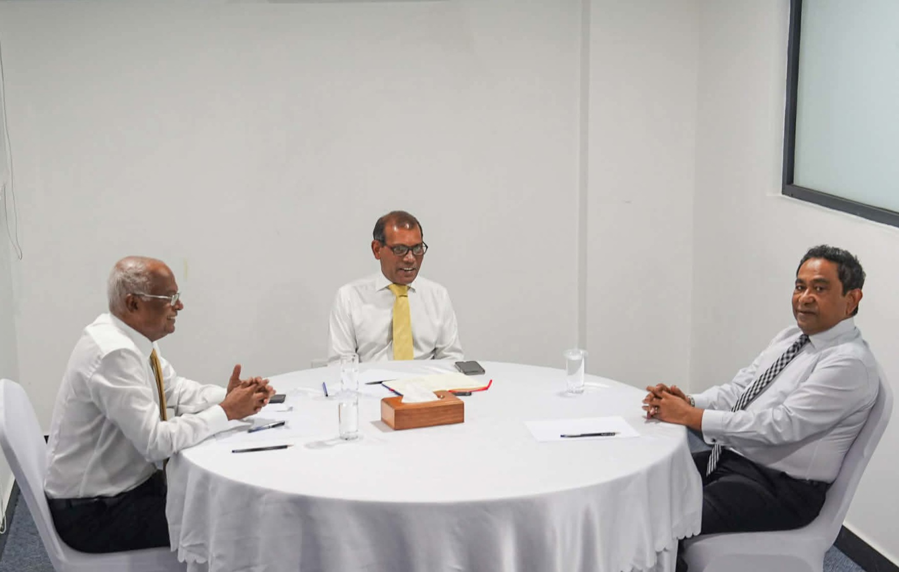 ނޫސްވެރިކަމުގެ ދިފާއުގައި ތިން ރައީސުން އެއް މޭޒަކަށް: ތާރީޚީ ބައްދަލުވުމެއް ފަށައިފި