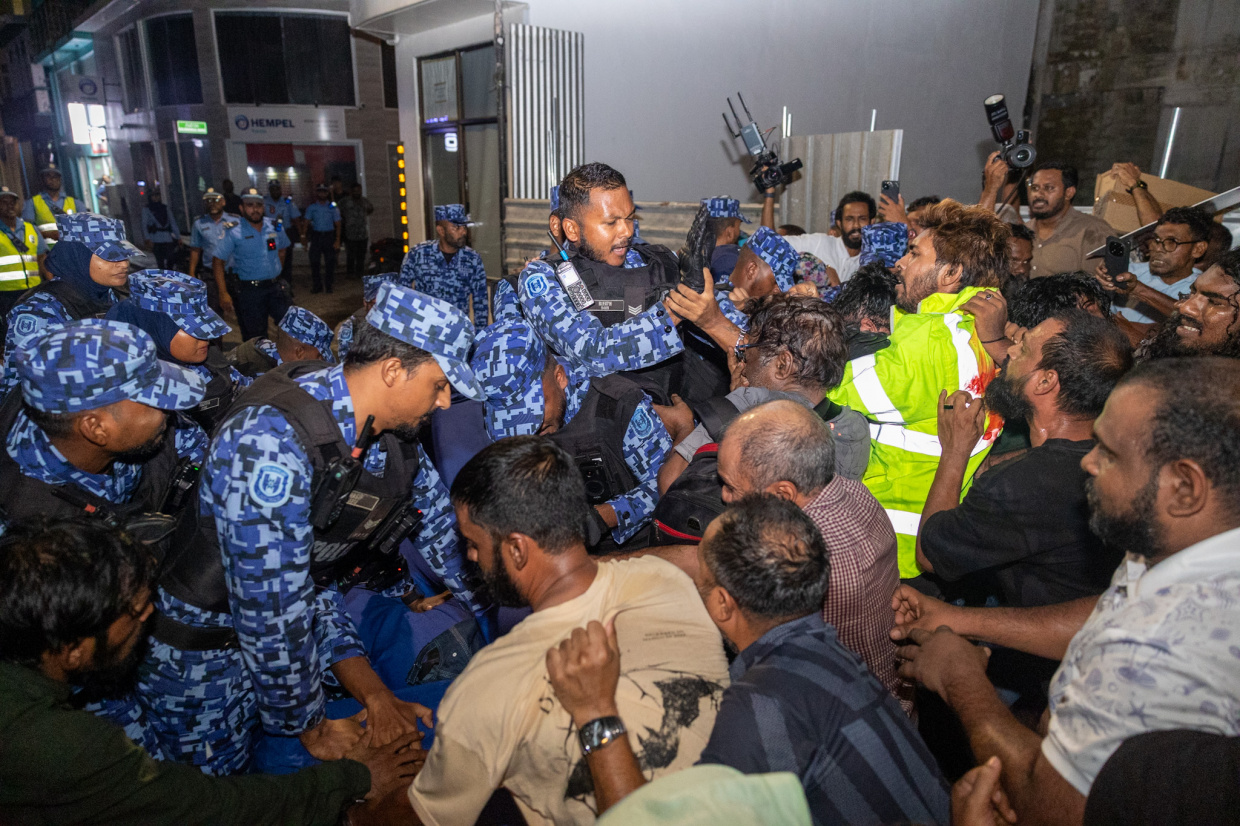 މުޒާހަރާއިން ހައްޔަރުކުރި 2 މީހުންގެ ބަންދަށް އިތުރު 15 ދުވަސް