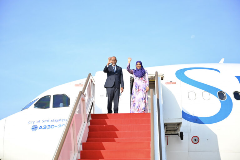ފުރަމާނަ ދަތުރުފުޅު ނިންމަވާލައްވައި، ރައީސްގެ ދެކަނބަލުން މާލެއަށް ވަޑައިގެންފި