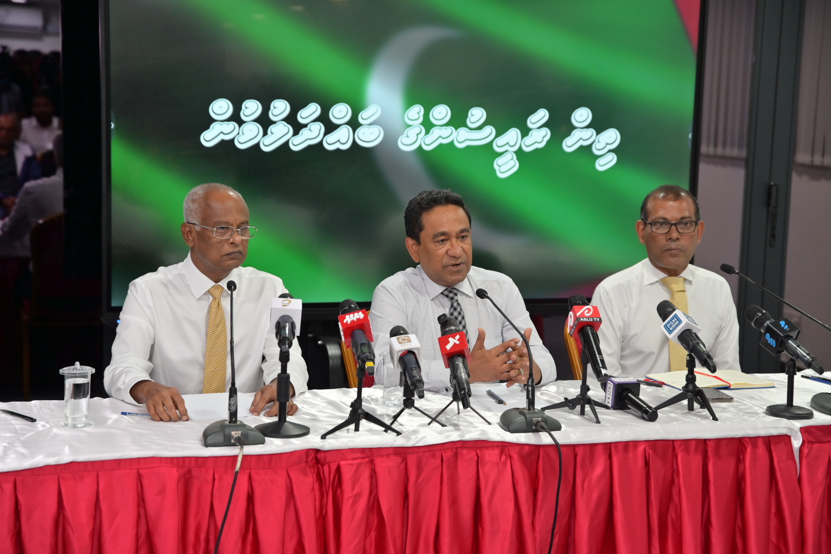3 ރައީސުން: އިނަފް އިޒް އިނަފް، ދުލެއް ނުދޭނަން
