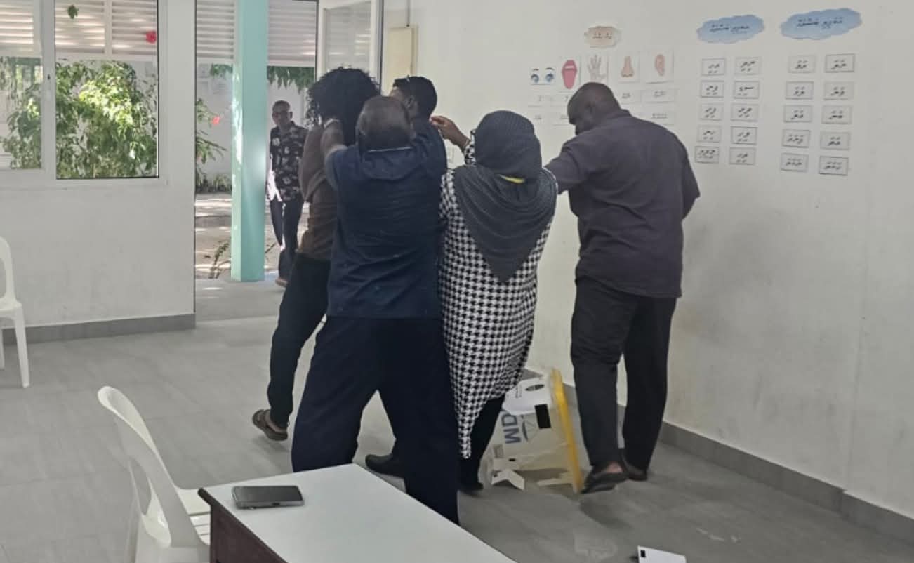 އެމްޑީޕީ ޗެއާޕާސަން އިންތިޚާބު: ފިޔޯރީގައި ބެހެއްޓި ވޯޓްފޮށި ފަޅާލައި، ބޮޑު ހަމަނުޖެހުމެއް ހިނގައިފި