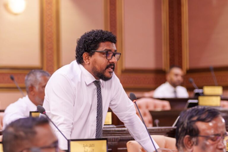 ރަށްވެއްސަކަށް ވުމާއި ބެހޭ ބިލު މުހިންމު؛ މީހުން އެތަނަކަށް ޖަމާވުމަށް ލުއި ލިބޭނެ: މައުރޫފް